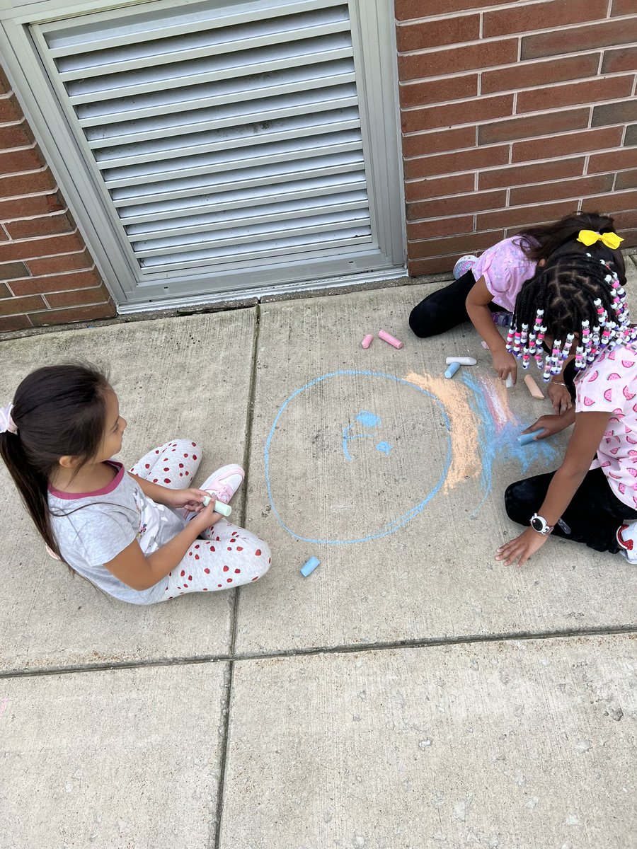 Who says you can’t learn with sidewalk chalk?! Identifying characters and the setting from the story The Gingerbread Man! These kindergarteners are a creative bunch who already know story element terms! <a href="/PineGrove_BCPS/">Pine Grove Elementary</a> #bcpskindergarten <a href="/Val_Lew/">Val Lewis</a>