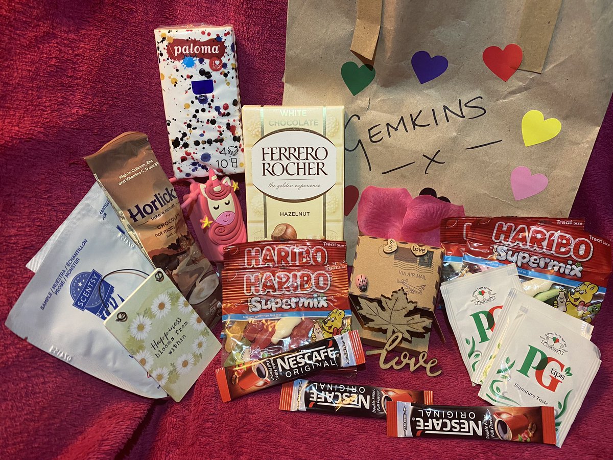 TheLighthouseCe's tweet photo. Todays reason to smile……..being gifted these beautiful presents to say thankyou for being us and being angels #GAndT #GiftsOfKindness #MakingADifference #Angels #Support #Charity xxx https://t.co/IN2zt7EvKj