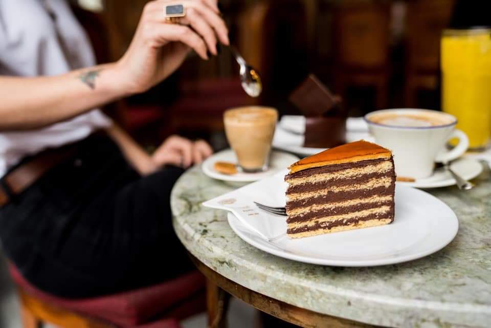 TasteAtlas's tweet photo. Dobos torte at Gerbeaud Café
📍 Budapest, Hungary 🇭🇺 

https://t.co/yhahXlpXob

#Gerbeaud is a historic pastry shop and café in Budapest anchoring downtown Váci Street.
On TasteAtlas, Gerbeaud Café is recommended by 47 food experts for the best in the world #Dobostorte. https://t.co/uokz6T4tdV