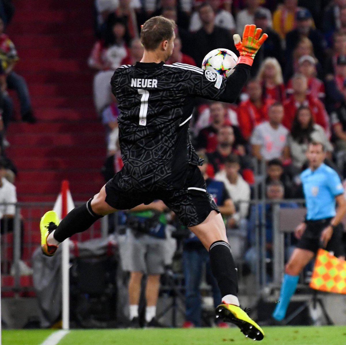 𝐴 𝑊𝑎𝑙𝑙 𝐶𝑎𝑙𝑙𝑒𝑑 𝑁𝑒𝑢𝑒𝑟 📽️

#MiaSanMia #FCBFCB