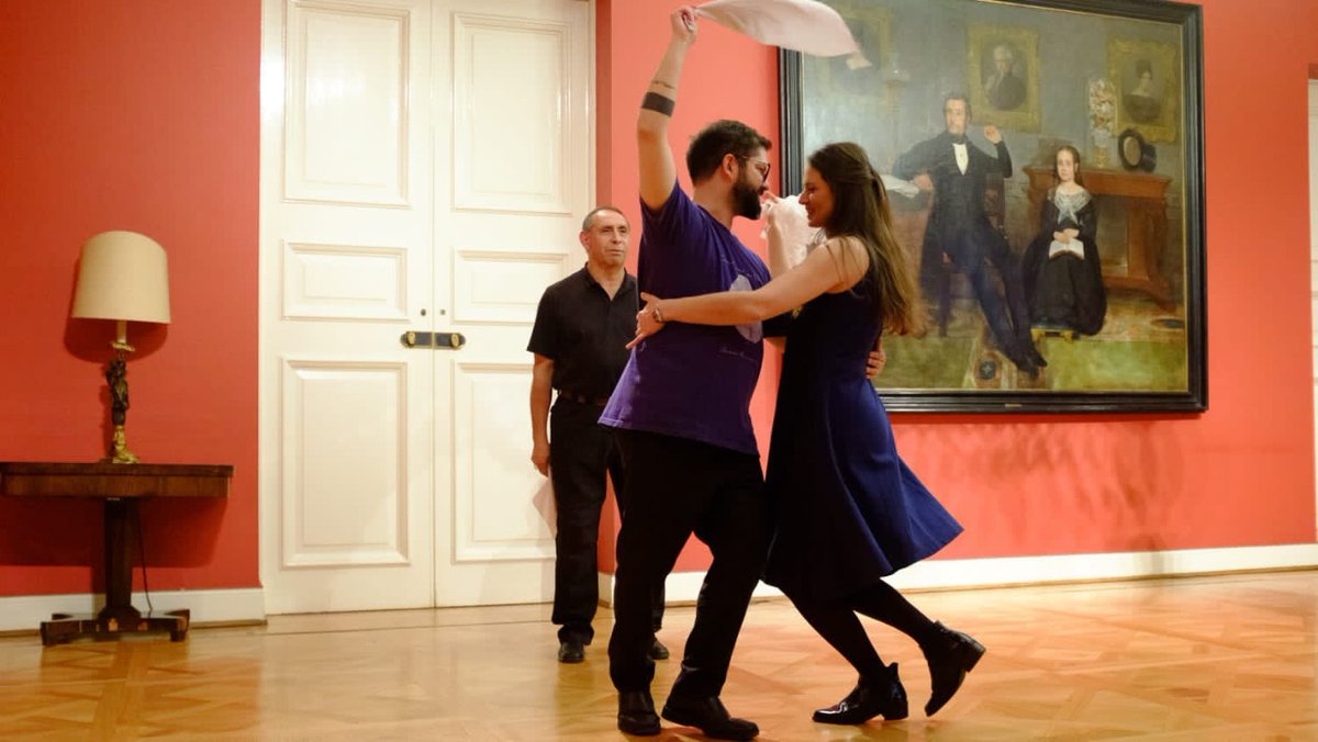 CNNChile's tweet photo. #HoyEsNoticiaCNN | El presidente Gabriel Boric fue captado en la práctica de cueca junto a Irina Karamanos y a Irací Hassler

📸: Prensa Presidencia

Más detalles en https://t.co/Ox6C5F6K3w https://t.co/1kQmLOhuBV