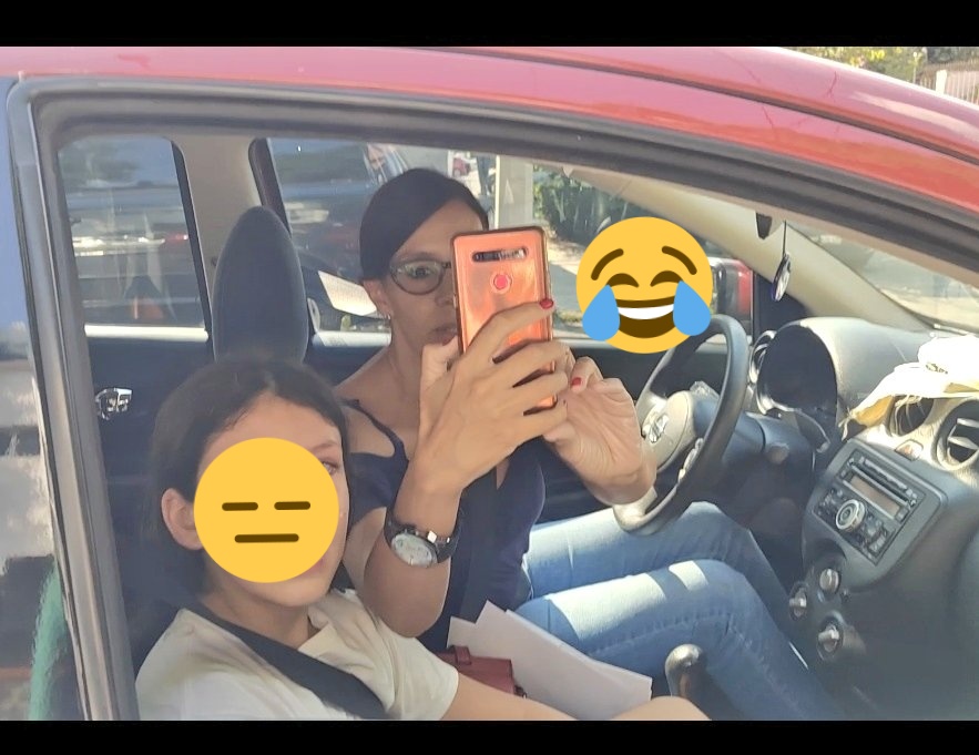 jamonarosas's tweet photo. Hoy una señora intentó atropellarme por decirle que no se podía estacionar en doble fila 😒
Afortunadamente solo logró empujar mi bici y no me pasó absolutamente nada
No subo el video porque sale el niño y no sé editarlo
Así el poder que se le ha dado a los cochistas🙄 https://t.co/pANQDaeMFq