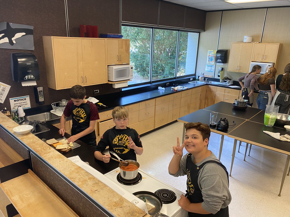 CLekakis's tweet photo. @PHSecondary jr Foods first class today.
Comfort Food Tuesday: Homemade tomato soup and grilled cheese sandwiches! https://t.co/veZo343iXB