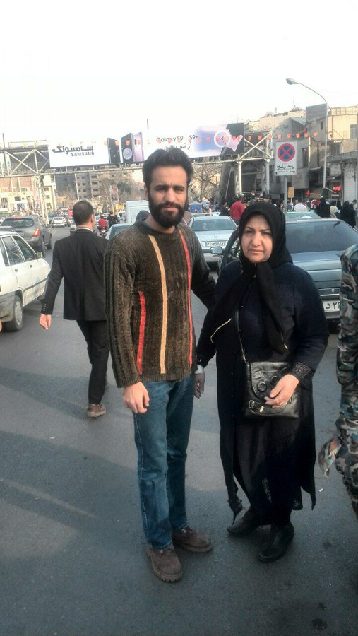 tanhayektiger's tweet photo. چشم امید مادر برای تکرار این صحنه به ماست...💔
#بهنام_موسیوند
#SaveBehnam https://t.co/RC6dYUNsgz