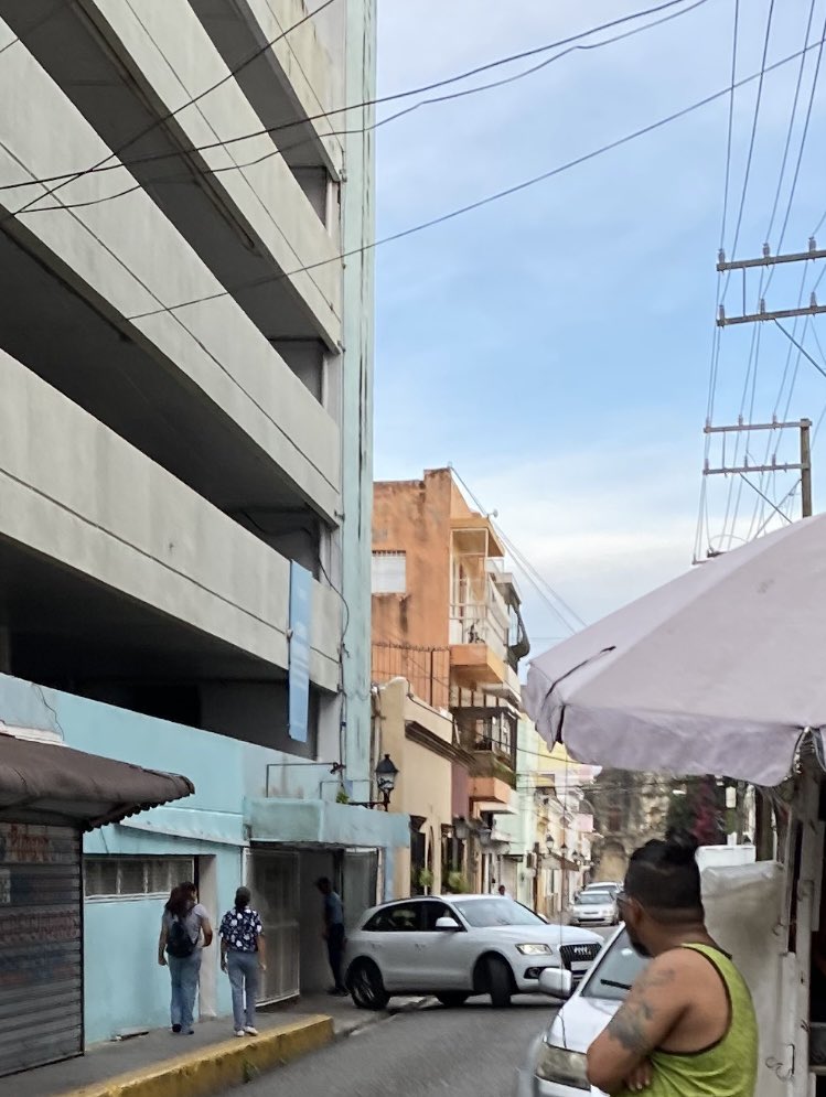 ParqueoDelConde's tweet photo. Y esa jeepeta que sale del parqueo José Reyes, el edificio con “peligro de derrumbe”? Será que han reabierto el parqueo? o será el carro de un agente de @PoliturRD de los que siguen trabajando en el primer nivel?
@AlcaldiaDN 
@prienaalmontetv 
@masinformadoRD 
@RDSomosPueblo https://t.co/6tWKLsrgn1