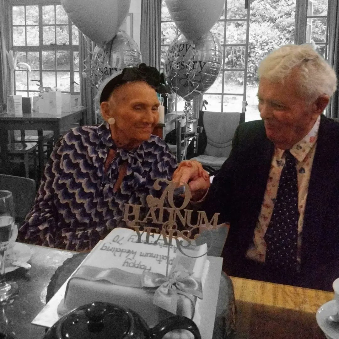 Nicolamarynewma's tweet photo. 70 years is a long time to be married and a long time on the throne - top job all round - #teawiththequeen #celebrate #Platinum https://t.co/3jUSuiq9KA