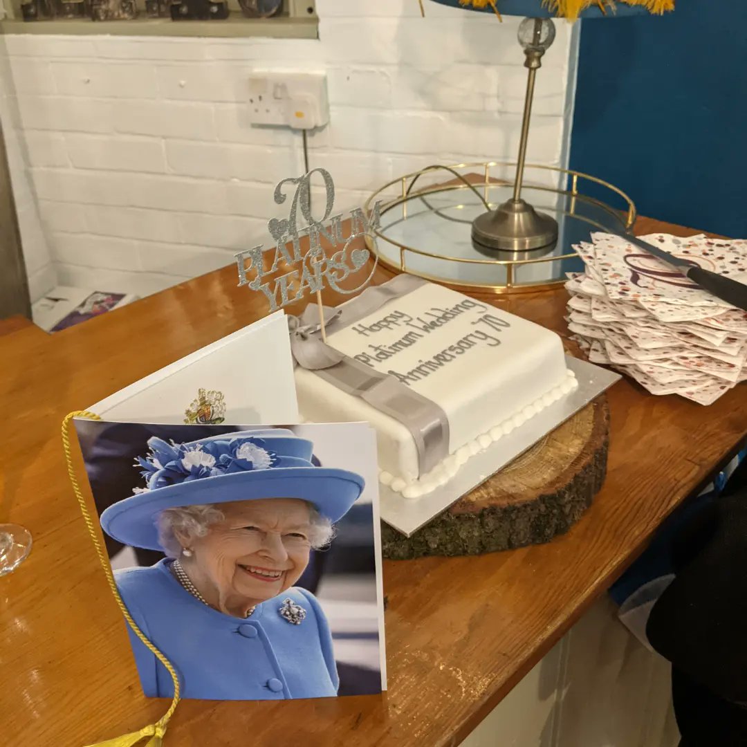 Nicolamarynewma's tweet photo. 70 years is a long time to be married and a long time on the throne - top job all round - #teawiththequeen #celebrate #Platinum https://t.co/3jUSuiq9KA