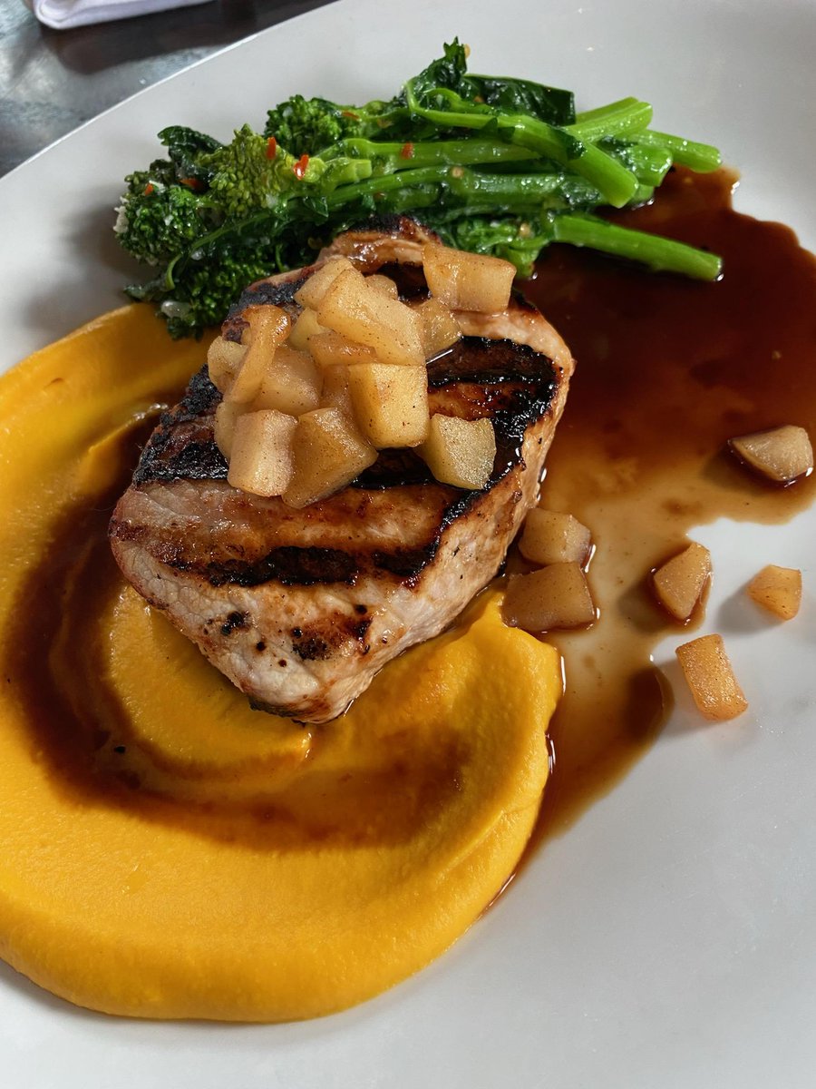 Tonight's Special! 10 oz Grilled Pork Loin with sweet potato purée, broccoli rabe, apple butter, and red wine demi glacé 😋🍁🍂❤
menotomygrill.com/reservations