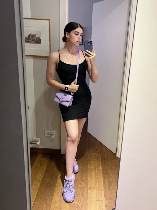 There was only one mirror in this apartment ok. https://t.co/U7wJ8KFu9t