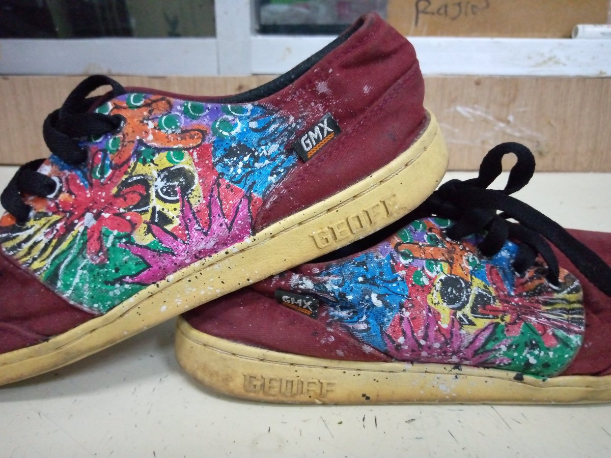 #artwork #NFTs #nftcollectors #NFTCollection #NFTartworks #rotronesix #customshoes #handpaiting #geomaxx #graffiti #mural #streetart #likeforlike