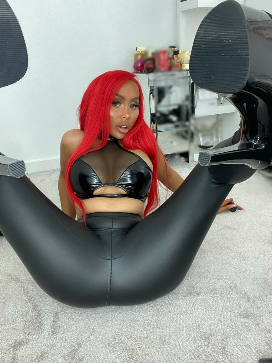 DollyGodess's tweet photo. Lick the bottom of my boots you little simp #simp #femdom #findom #latex #heels #feet #dominatrix #paypig https://t.co/k8ujSIhBzP