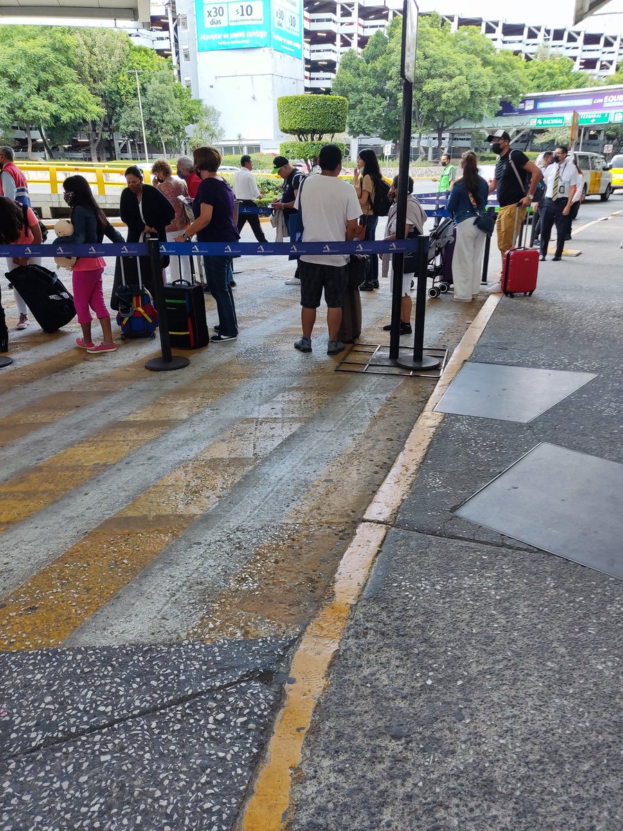 CapLaloVargas's tweet photo. TIP (hilo) si está en el AICM T1 y no quiere tomar taxi carisimo del aeropuerto y hacer largas filas https://t.co/wXacJEsw5J
