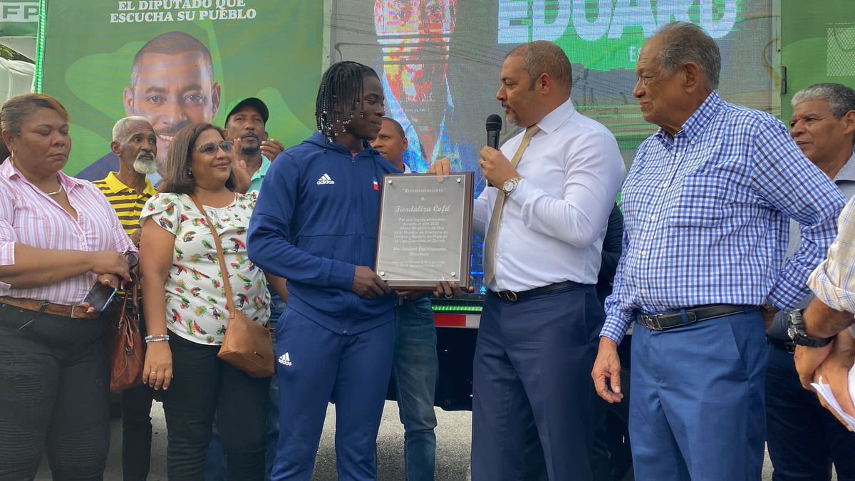 Deportesalmedio's tweet photo. Gran recibimiento para la reina Fiordaliza Cofil en su natal La Romana, la asociación de atletismo de La Romana y algunas autoridades presentes la reciben luego de su destacada participación a nivel internacional.

🇩🇴🏅 https://t.co/dmGft6nRJ5