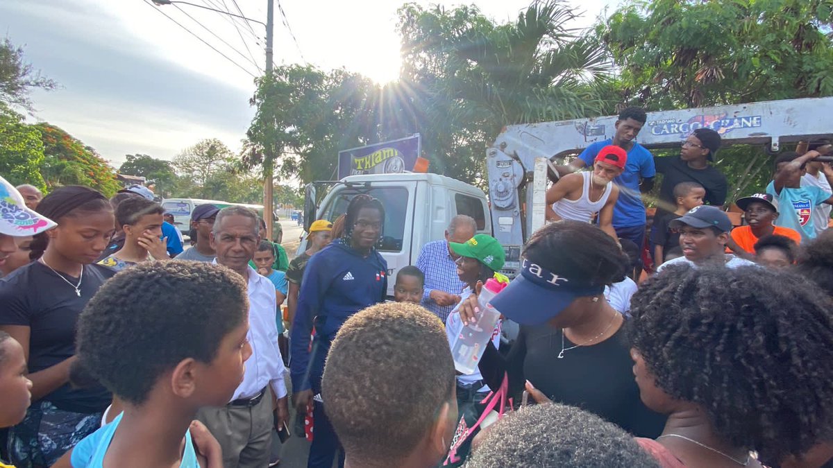 Deportesalmedio's tweet photo. Gran recibimiento para la reina Fiordaliza Cofil en su natal La Romana, la asociación de atletismo de La Romana y algunas autoridades presentes la reciben luego de su destacada participación a nivel internacional.

🇩🇴🏅 https://t.co/dmGft6nRJ5