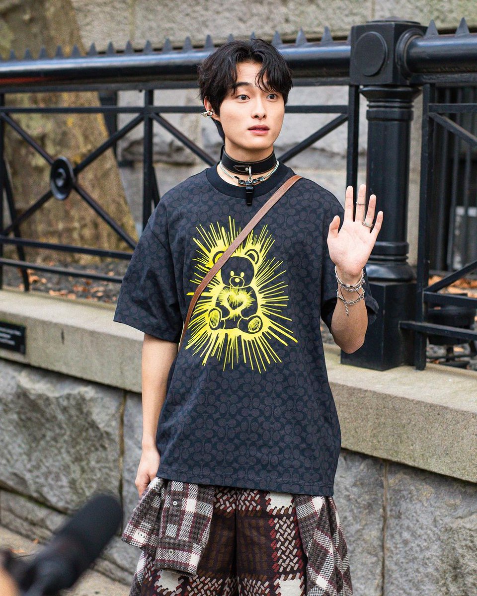 girlseayou's tweet photo. "Chanyoung and @Coach
A Person whose attitude shines with kindness"

📸_roster__ Instagram post
🔗https://t.co/TchwlcrV3H

#CoachNY #CoachxChanyoung #CoachSpring23 #CoachSS23 #NewYorkFashionWeek #YoonChanYoung #Chanyoung #윤찬영 #尹灿荣 #NYFW #CoachFamily https://t.co/U8MV6mbbhr