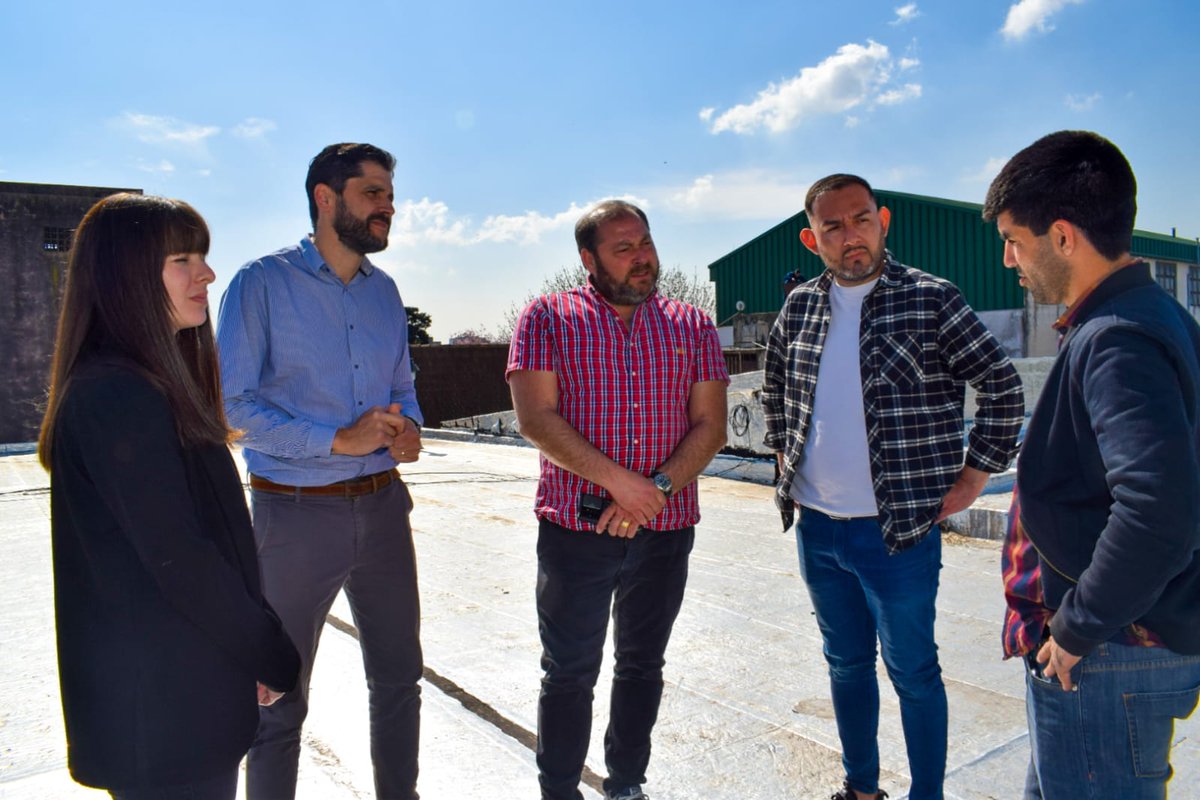 juanjo_castro's tweet photo. Hoy junto al Dir pcial de CE #AlejandroPerrone, el Dir pcial de mobiliario #FabianLuayza y de infraestructura escolar #JonathanCifeli entregamos mobiliario en la escuela técnica N°1 de Muñiz.
Agradecemos a las autoridades educativas, auxiliares y alumnos por el recibimiento. https://t.co/Cja0MuibMi