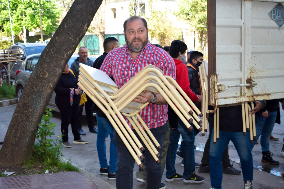 juanjo_castro's tweet photo. Hoy junto al Dir pcial de CE #AlejandroPerrone, el Dir pcial de mobiliario #FabianLuayza y de infraestructura escolar #JonathanCifeli entregamos mobiliario en la escuela técnica N°1 de Muñiz.
Agradecemos a las autoridades educativas, auxiliares y alumnos por el recibimiento. https://t.co/Cja0MuibMi