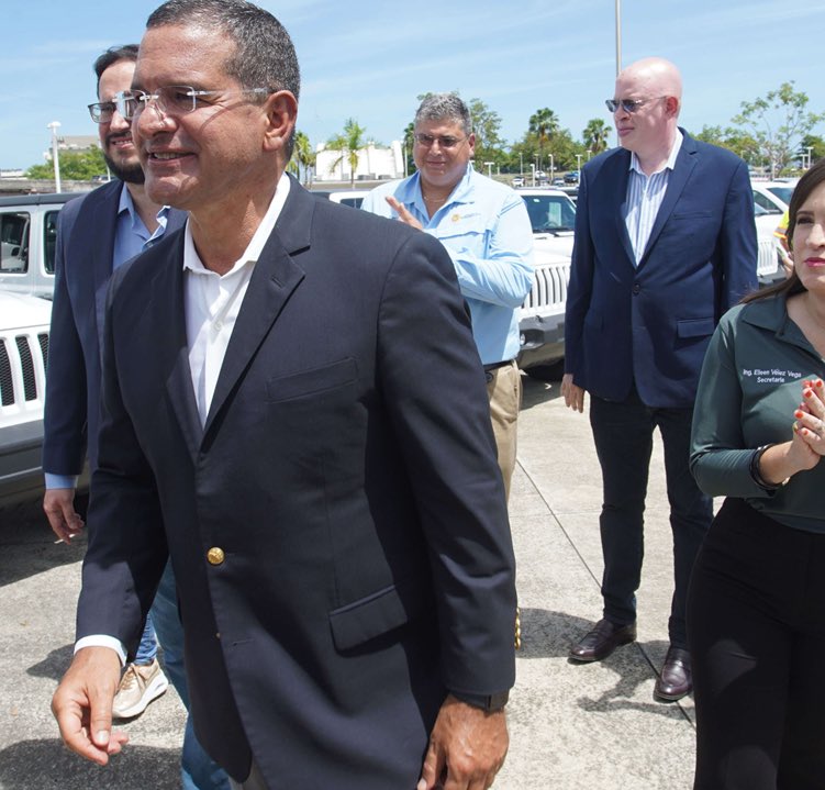 EliPocrita's tweet photo. Parece que el trabajo de #GregorioMMB es estar detrás de #PipoMMB. Ese es el legislador que ustedes escogieron https://t.co/sZJb1CjyXx