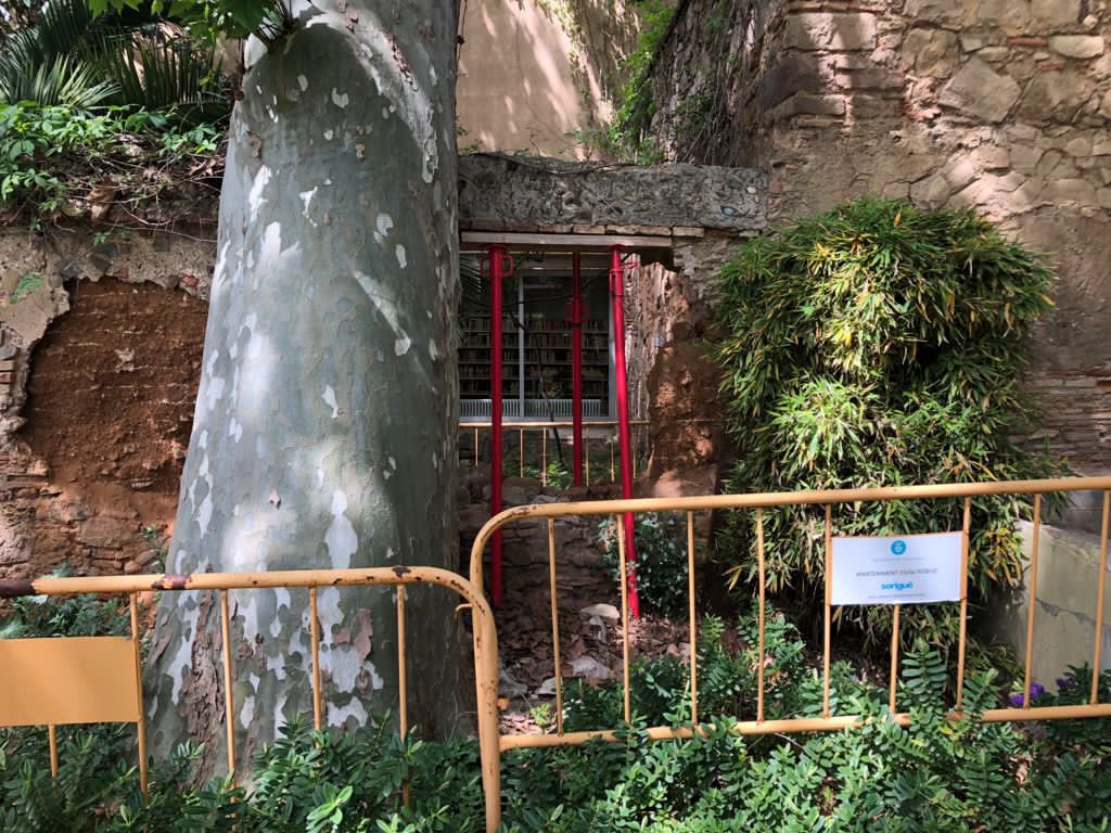 Así de bien luce la Masía - actualmente Biblioteca- del siglo XVI Can Sumarro. Se cae a pedazos, pero no hay prisa, dejemos que se desmorone toda y se convierta en un bonito solar donde edificar más. <a href="/LHAjuntament/">Ajuntament de L'Hospitalet</a> <a href="/PatrimoniLH/">Grup Patrimoni LH</a>