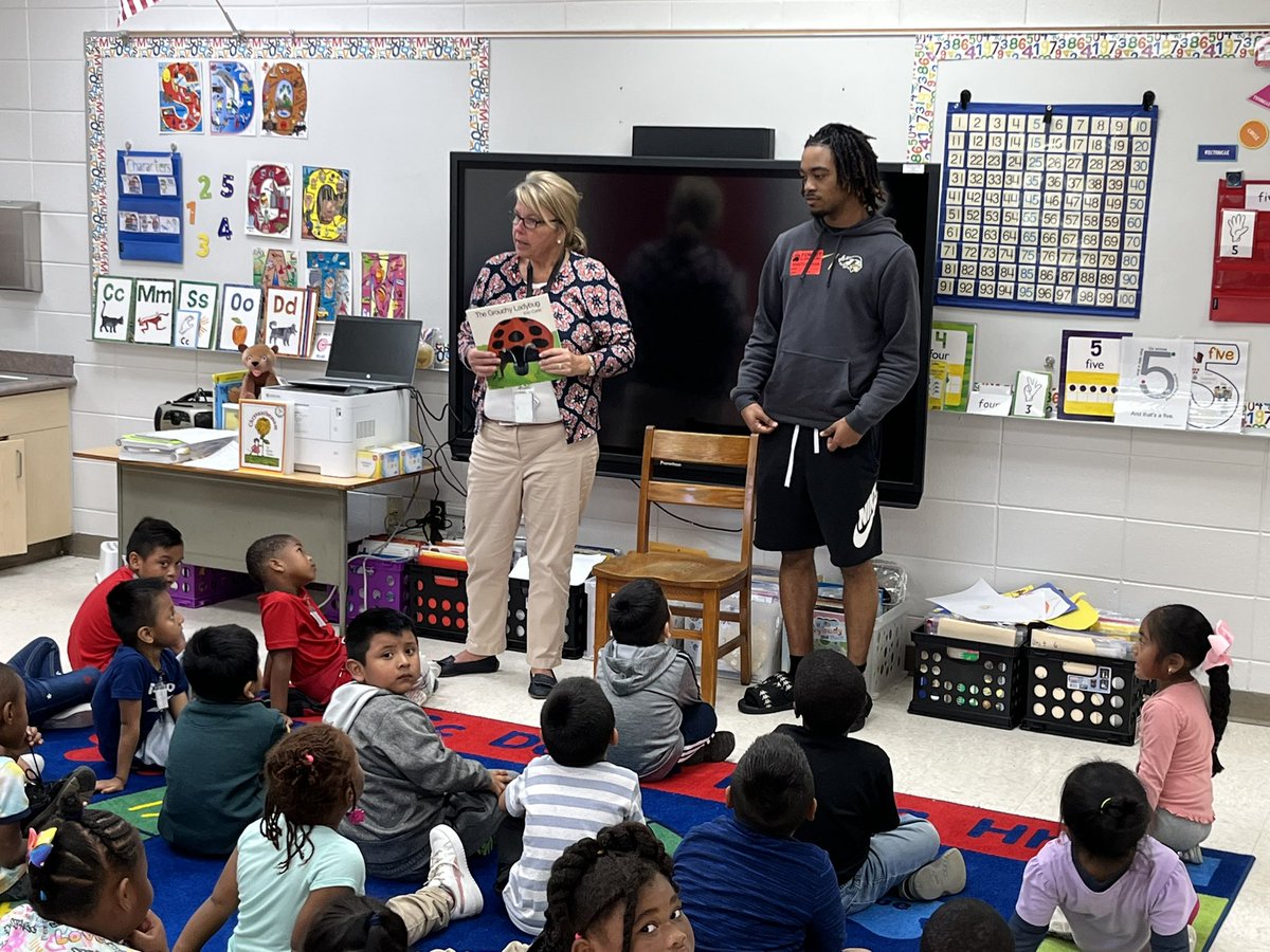 ECCCBasketball's tweet photo. Had a great time today being able to give back and read to some superstar Kindergartners at Forest Elementary! #MakeGoodChoices #MakeEveryEffort https://t.co/QLof9eYSma