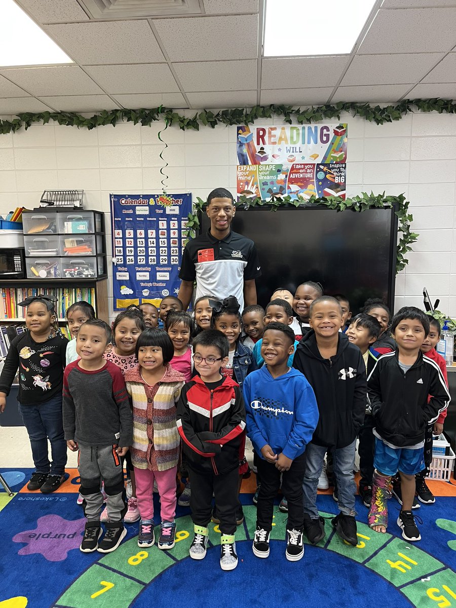 ECCCBasketball's tweet photo. Had a great time today being able to give back and read to some superstar Kindergartners at Forest Elementary! #MakeGoodChoices #MakeEveryEffort https://t.co/QLof9eYSma