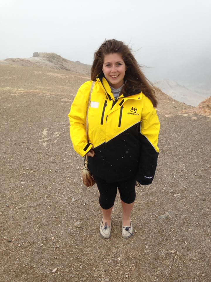 Found my new favourite spot in Mammoth Lakes with visitmammoth  😍 caught the cable car up to the top of the mountain rocking my new jacket