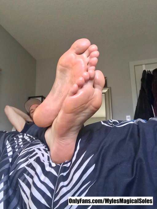 Wanna lick the soles of my feet until they&rsquo;re glistening? 🤤 https://t.co/3VNYGn86Hu