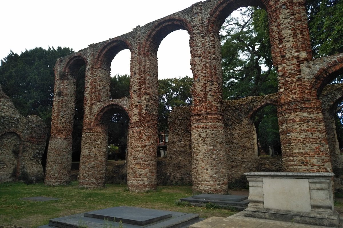 budget_tourist's tweet photo. St Botolph's Church and ruins of the Priory #Colchester #BeautifulBorough https://t.co/YTwbMzH4HV