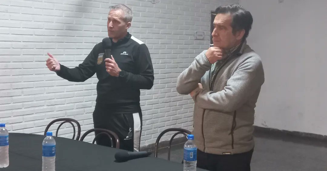 DeportesPilar's tweet photo. 🟨🟥 Llevamos a cabo la presentación de nuestro 2° Curso Municipal de Árbitro de Fútbol

⚽ Esta capacitación, de la que participarán decenas de pilarenses, nos permite fortalecer la estructura deportiva de #Pilar y generar nuevos puestos de trabajo a través del deporte... https://t.co/nCtF4IzaML
