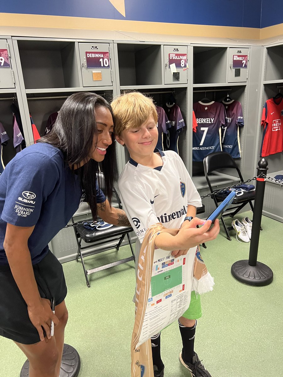 Hillary97285585's tweet photo. @kerolinnicolii @TheNCCourage My kiddo trying to selfie with a crush! https://t.co/xSje51XZKD