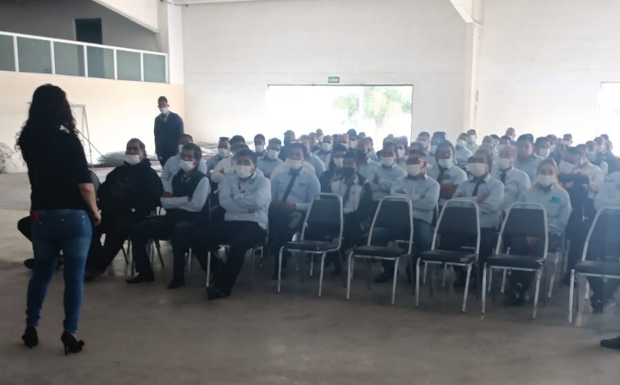 SIDUM_Coahuila's tweet photo. En #Saltillo, continuamos con el programa estatal de sensibilización en seguridad vial, 100 operadores de transporte de la empresa #DMCONTROL acudieron al curso, mismo que impartió la Subsecretaría de Transporte en coordinación con la Secretaria de Salud.
#FuerteCoahuilaEs https://t.co/OodYbYgpyV