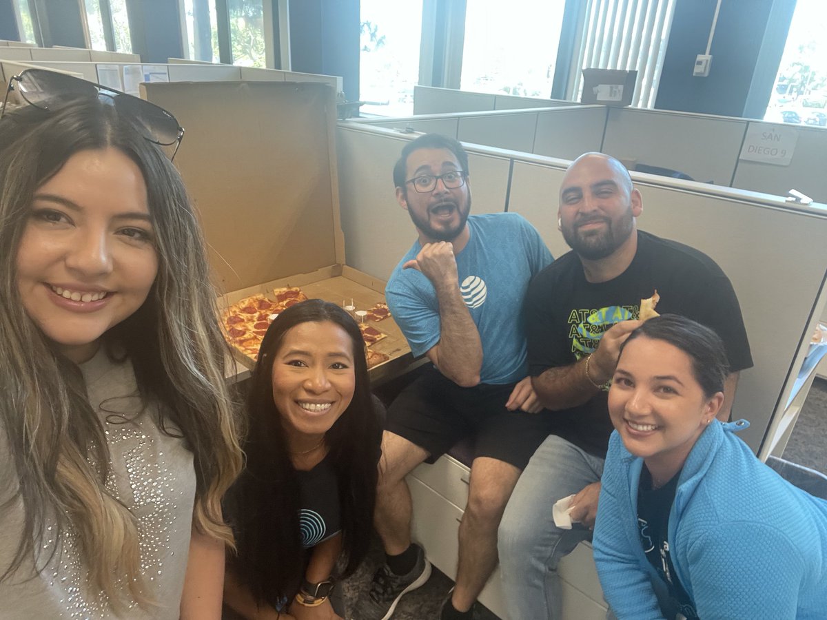 ArelyVizcarra7's tweet photo. Pizza Party with my SD peeps💙
🍕☀️🌐

#LifeAtATT🌐
@SD_ARMADA_IHX 
@IHXPacific https://t.co/SYLuT0XNmA