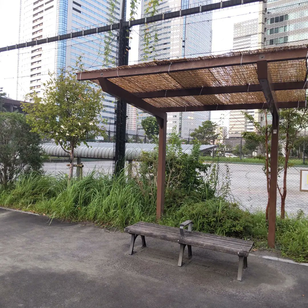 先週木曜日に発見して区役所のご担当に修繕をお願いしていた豊洲３丁目公園のベンチの葦簀 よしず ですが 昨日作業してくださいました 公園等で危険な状態の設置物など発見されましたら 是非お知らせください なお 遊具脇のベンチにも新たに葦簀を設置していただき