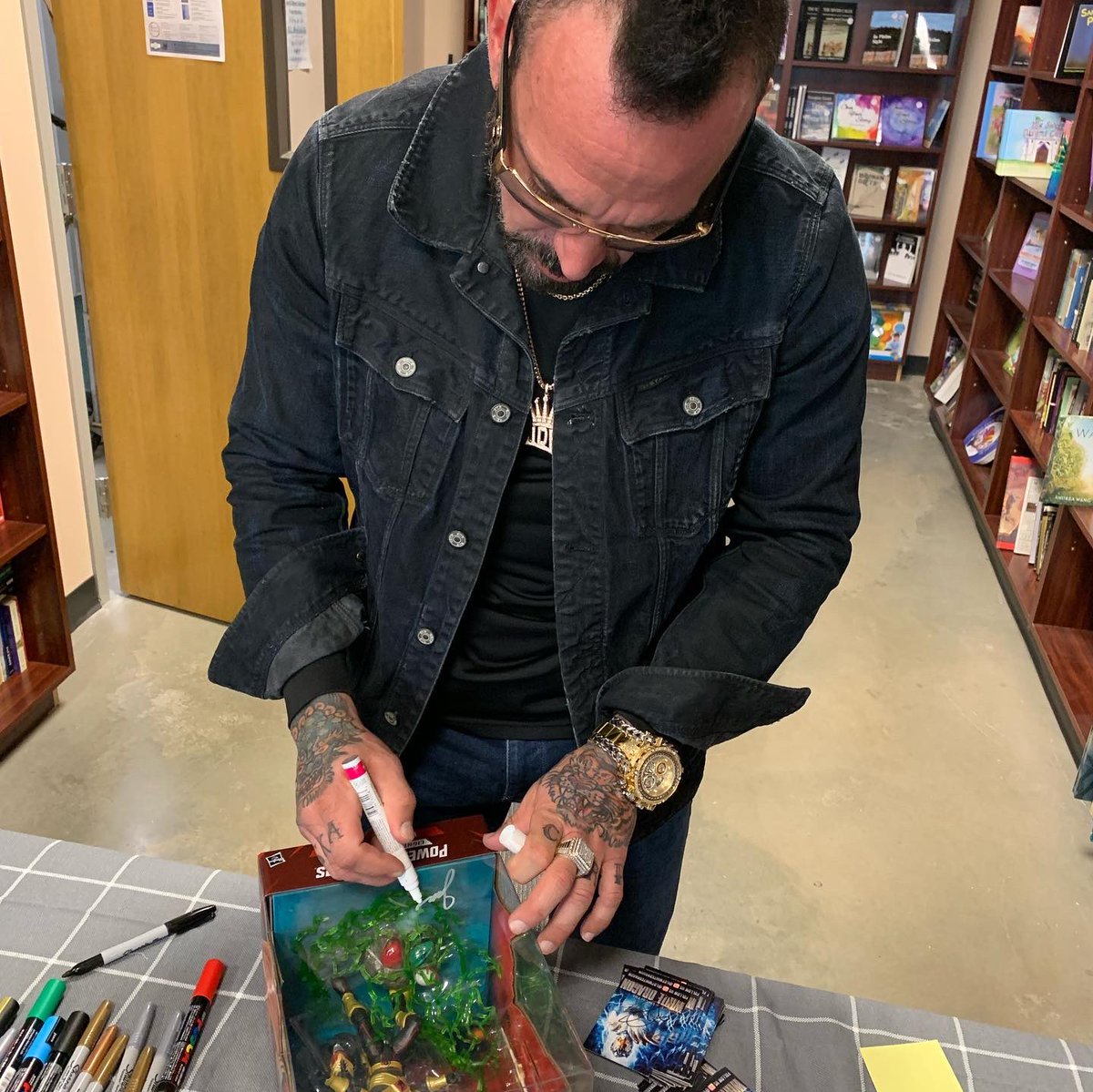 It was awesome to see @jdfffn at @FergsBooks in West Fargo! He was so happy to see me wearing a @lotwhitedragon shirt!

You can catch him until 7 and he’ll be at Ferguson Books in Grand Forks tomorrow & Bismarck on Thursday.

#JDFPPP #LOTWD #LOTWDTour #PowerRangers #MightyMorphin