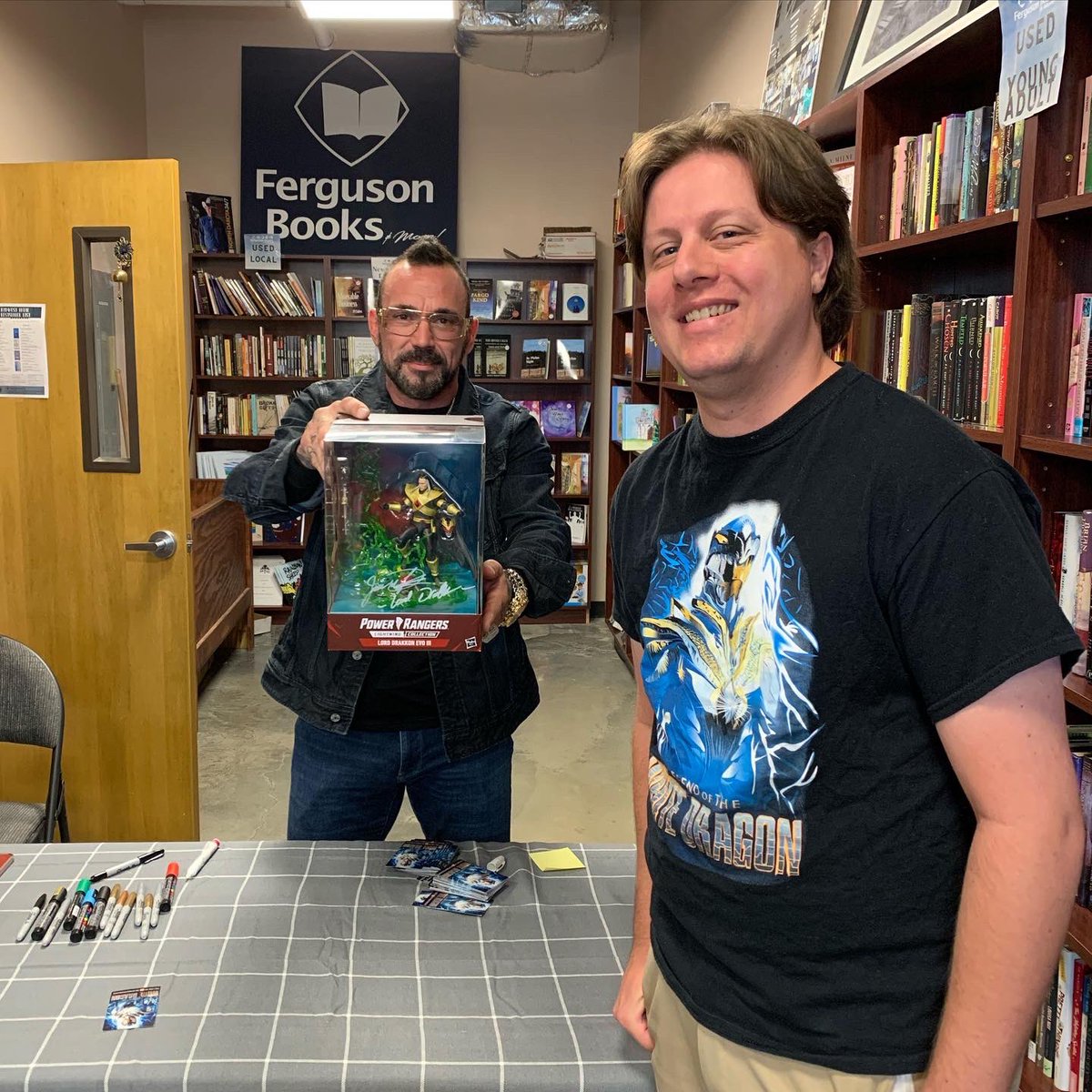 AEricksonMN's tweet photo. It was awesome to see @jdfffn at @FergsBooks in West Fargo! He was so happy to see me wearing a @lotwhitedragon shirt!
You can catch him until 7 and he’ll be at Ferguson Books in Grand Forks tomorrow & Bismarck on Thursday.
#JDFPPP #LOTWD #LOTWDTour #PowerRangers #MightyMorphin https://t.co/5jDRRKCTsn