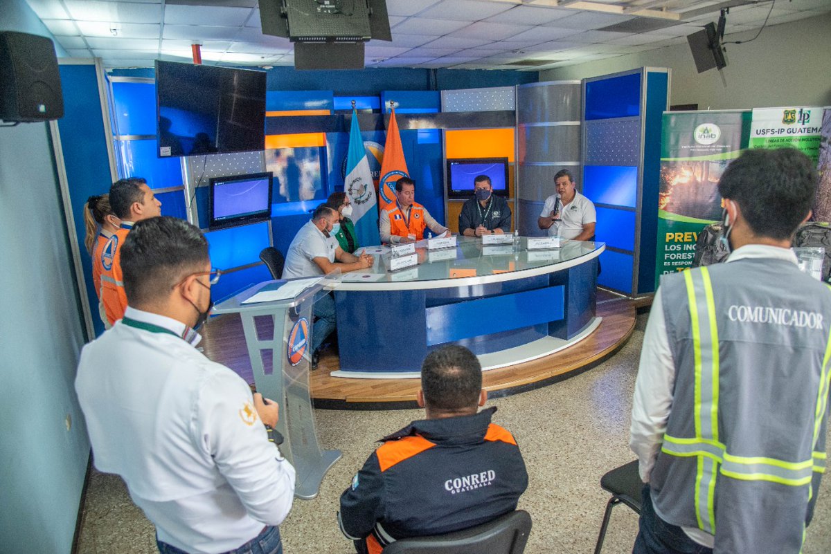 Además de la Sra. Lucrecia Masaya, Coordinadora de País del @forestservice, Sr. Alejandro Jaime, Representante de @ACOFOP, Sr. Javier Márquez, Director Ejecutivo @Defensores_FDN y Sr. Hugo Flores, Director de Manejo y Restauración de Bosques del @inabguatemala.