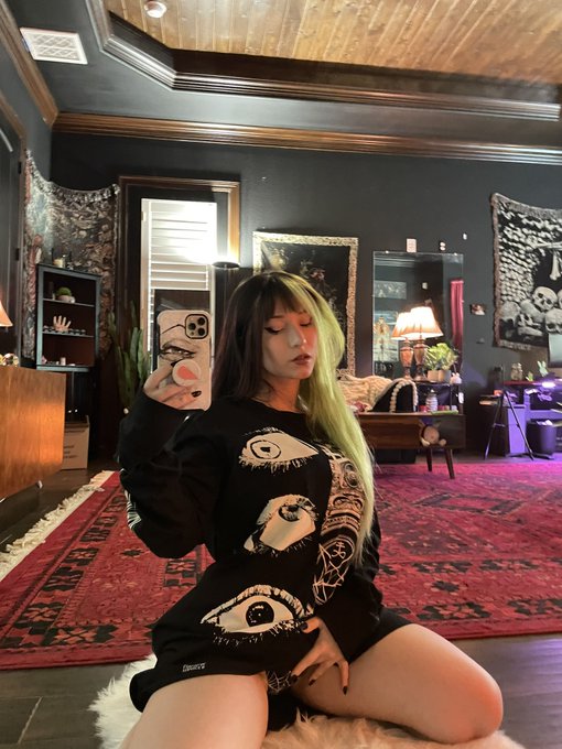 Watch Leah's leaked NSFW photo on TwXstars