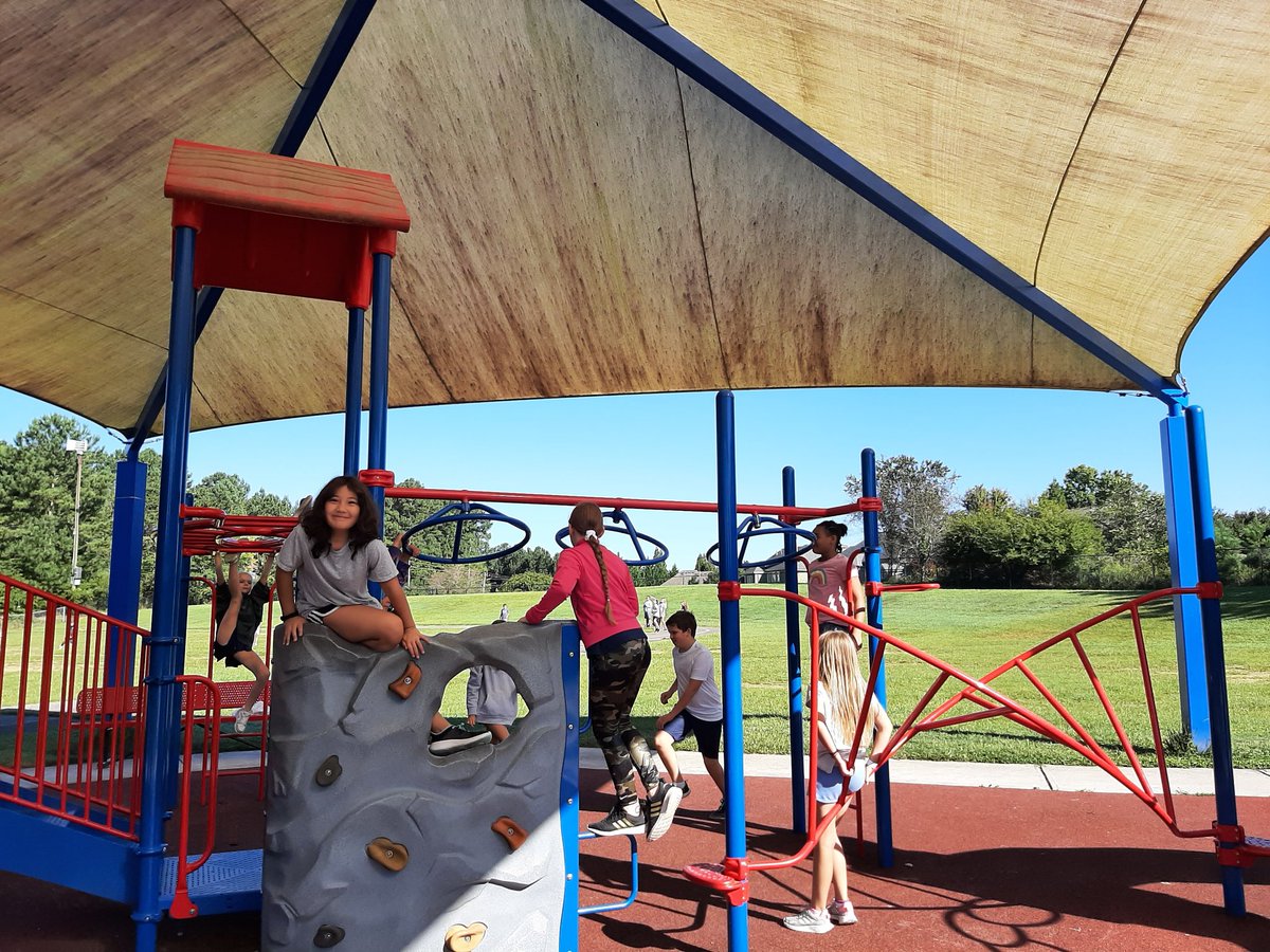 LizSikes4's tweet photo. @VaughanRockets Mr. York and Ms. Sikes' classes enjoying our extra recess incentive. Thank you Rocket Blast.#SoarOn https://t.co/eGFGmOKfZz