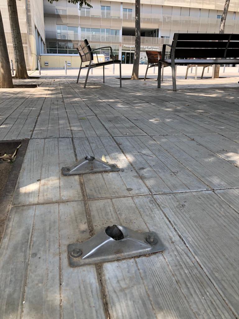 C/ Riera de L’Escorxador- frente Poliesportiu Centre. Posiblemente la papelera haya sido víctima de un acto vandálico,no lo puedo asegurar porque no lo he presenciado. Pero de lo que si es víctima es del olvido de <a href="/LHAjuntament/">Ajuntament de L'Hospitalet</a>. Está rota desde finales julio 2022.