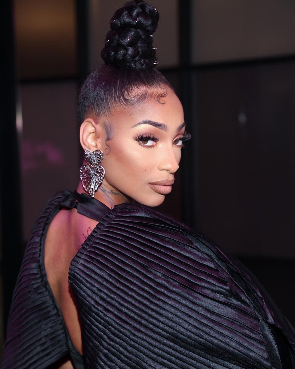 TheLeARobinson's tweet photo. It may be Fashion Week but my fashion is NEVER weak. ๐ #NYFW #LeARobinson https://t.co/WXRrYePiba
