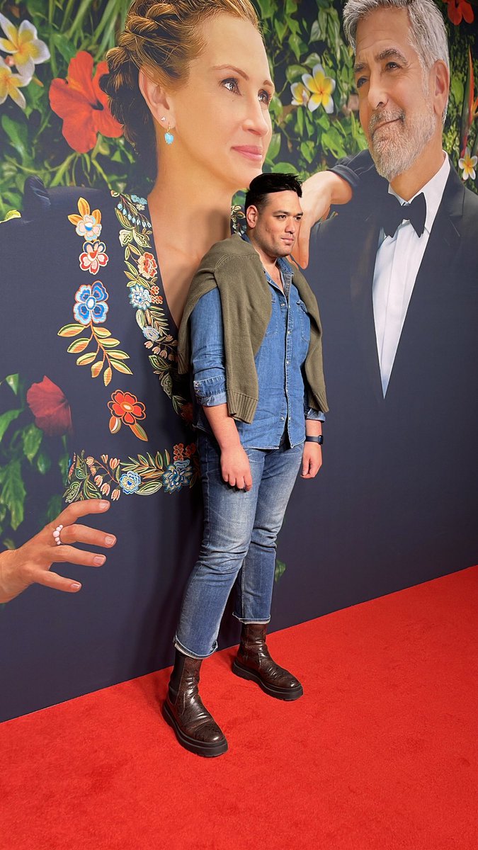 WarrenPasi's tweet photo. Last night on the red carpet at the Sydney Premiere screening of  #TicketToParadise in cinemas September 15. Thx for having me guys  @UniversalPicsAU ✌🏼♥️♥️
#sydney #funthings https://t.co/ntEJVKOMk2