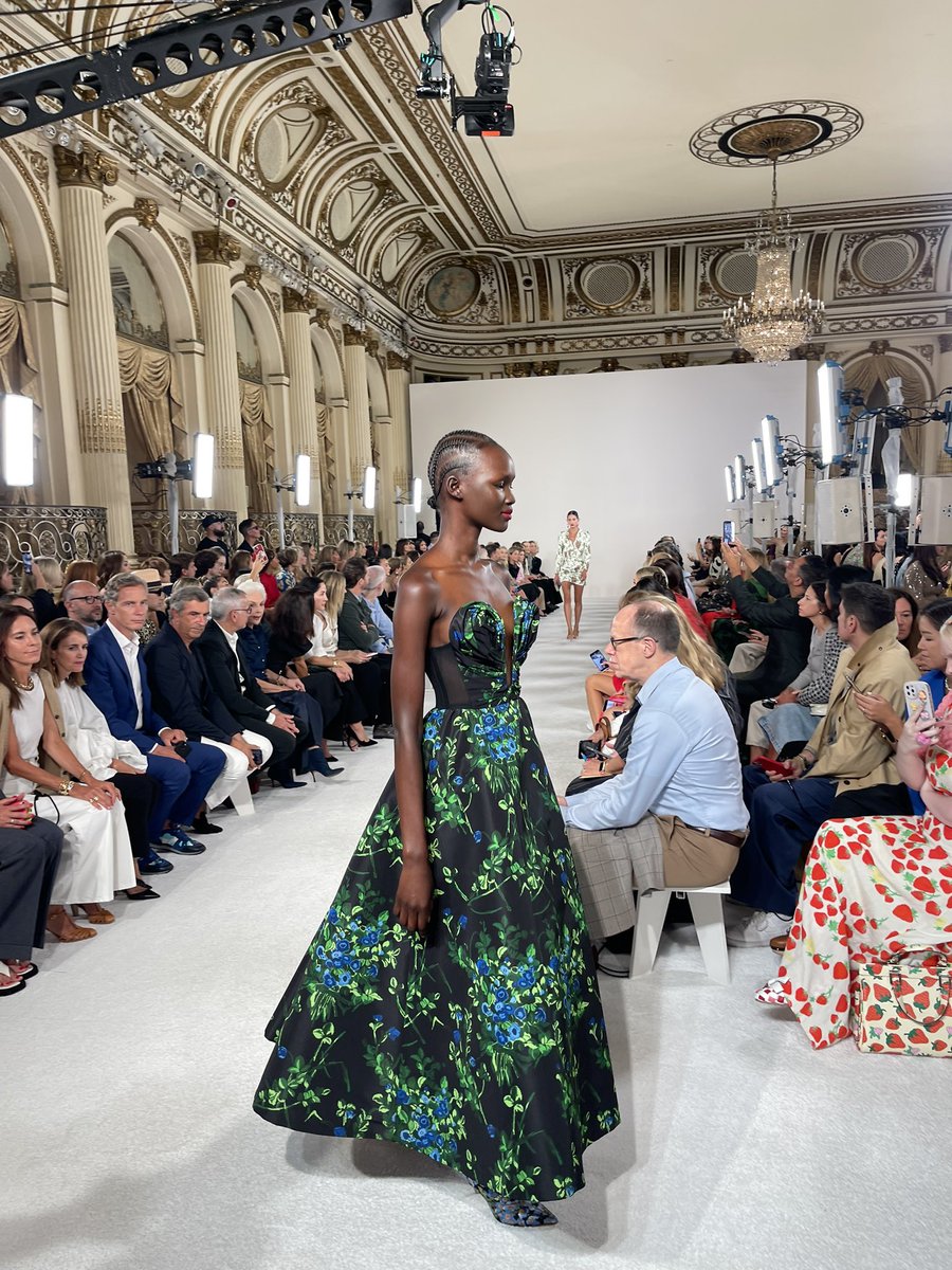 Wes Gordon has unveiled @carolinaherrera’s Spring 2023 collection. The Secret Garden by Frances Hodgson Burnett was the starting point of this collection, inspired by its romantic depiction of nature and beauty.