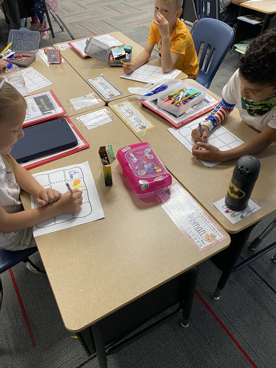 MrsWeldy's tweet photo. Working on our writing quilts! #traitofideas #writing https://t.co/dQ7N7XEC7w