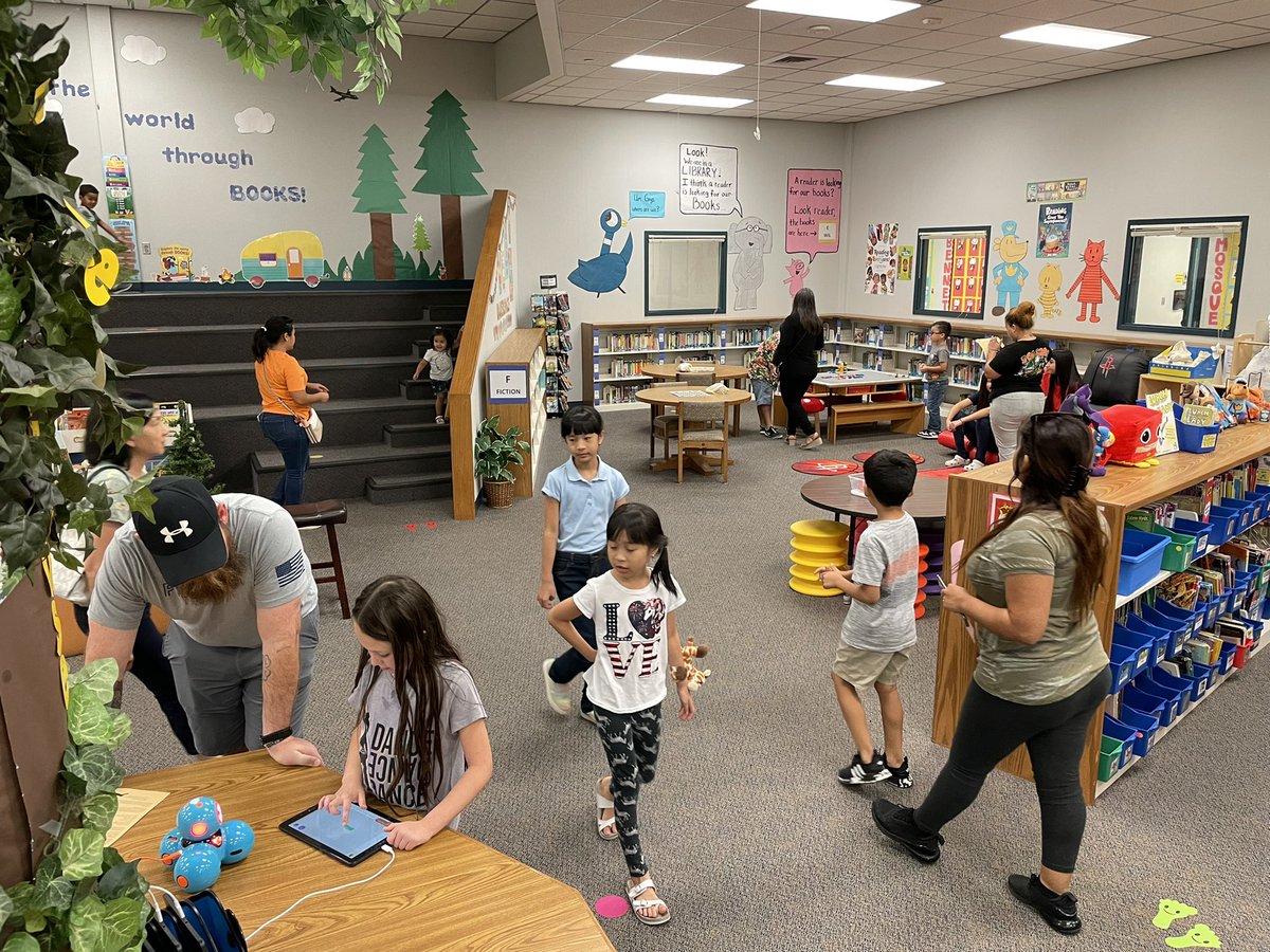 LauraBush_Elem's tweet photo. Oh what fun open house is turning out to be! Our families got experience specials classes along with visiting homerooms. #FamilyAffair #BushBears πΎ https://t.co/LAO4AhXo1f