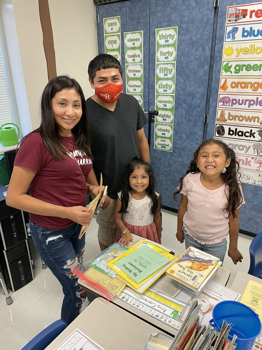 LauraBush_Elem's tweet photo. Oh what fun open house is turning out to be! Our families got experience specials classes along with visiting homerooms. #FamilyAffair #BushBears πΎ https://t.co/LAO4AhXo1f