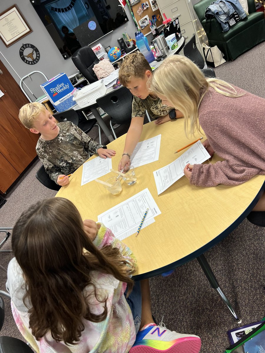 mckelvain_4th's tweet photo. Some hands-on science happening @mambrinosteam! 4th graders studied a variety of mixtures and discussed how some substances mix evenly in water and some substances don’t. 💦🧂⏳❤️😊 #plantgrowbloom @granburyisd #sciencerocks https://t.co/6F4og90B0J