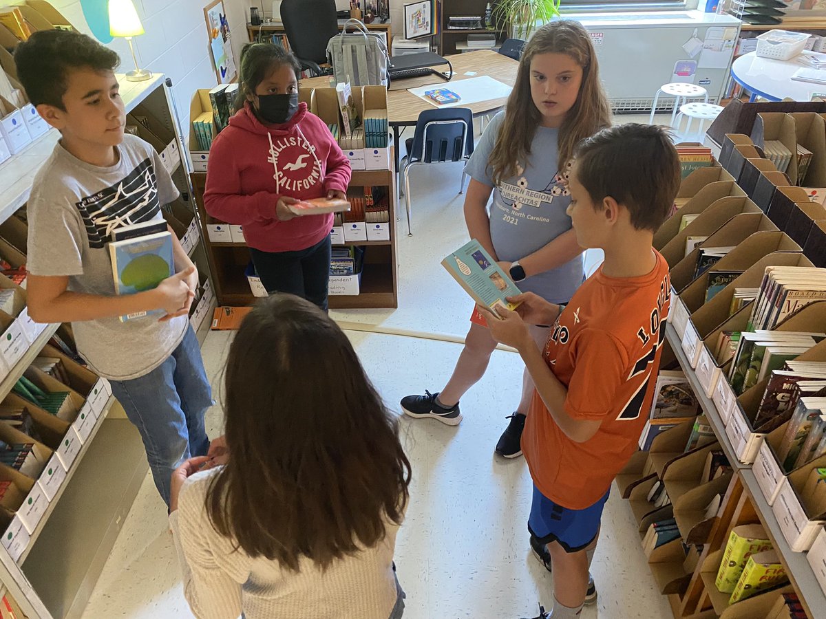 Kristin_Norman4's tweet photo. Book clubs shop for their 1st book this school year! Choice + voice = engagement 🤩 @FCPSR2 @FCPS_TitleI https://t.co/LiRYxytvc8
