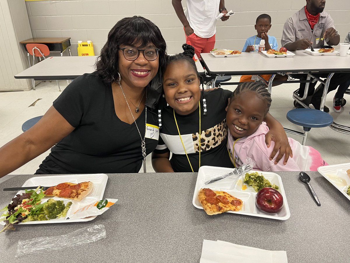 AllisonW_5's tweet photo. Another successful Grand Pal Luncheon Day at Clay! @ClayCougarCubs @jefcoedfood https://t.co/TGVavfuPtO