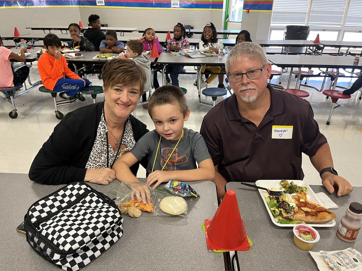 AllisonW_5's tweet photo. Another successful Grand Pal Luncheon Day at Clay! @ClayCougarCubs @jefcoedfood https://t.co/TGVavfuPtO