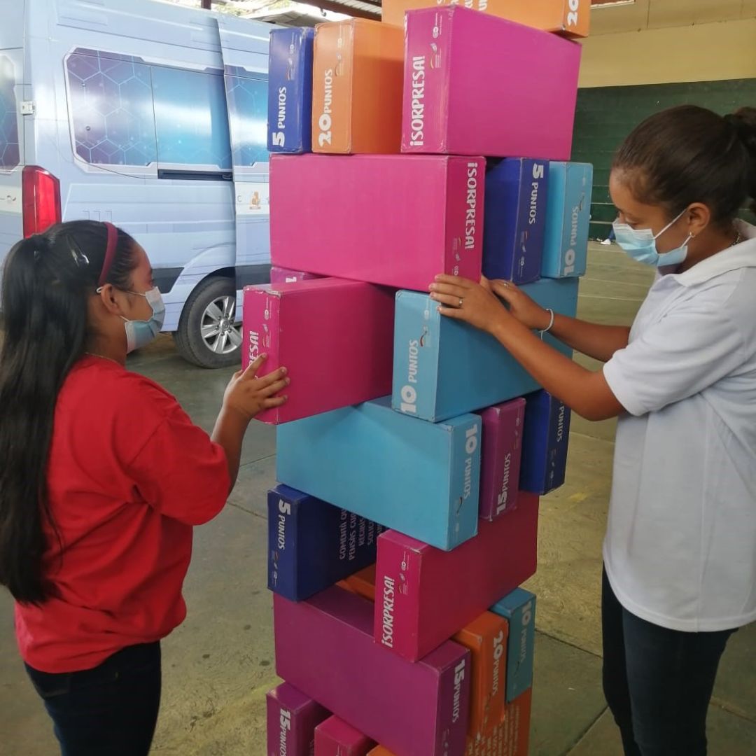 Entre julio y agosto, Sónica ha visitado centros educativos, entre ellos algunos de Fe y Alegría, sumando así 102 estudiantes que han vivido la experiencia del AMIlab y han aprendido jugando.

Conoce más detalles en nuestro artículo, da clic al enlace: 
elmaestroencasa.edu.gt/fe-y-alegria-l…